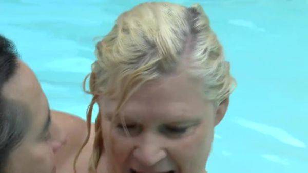 Fuck with Busty Hot Woman in Swimming Pool on cooltits.com